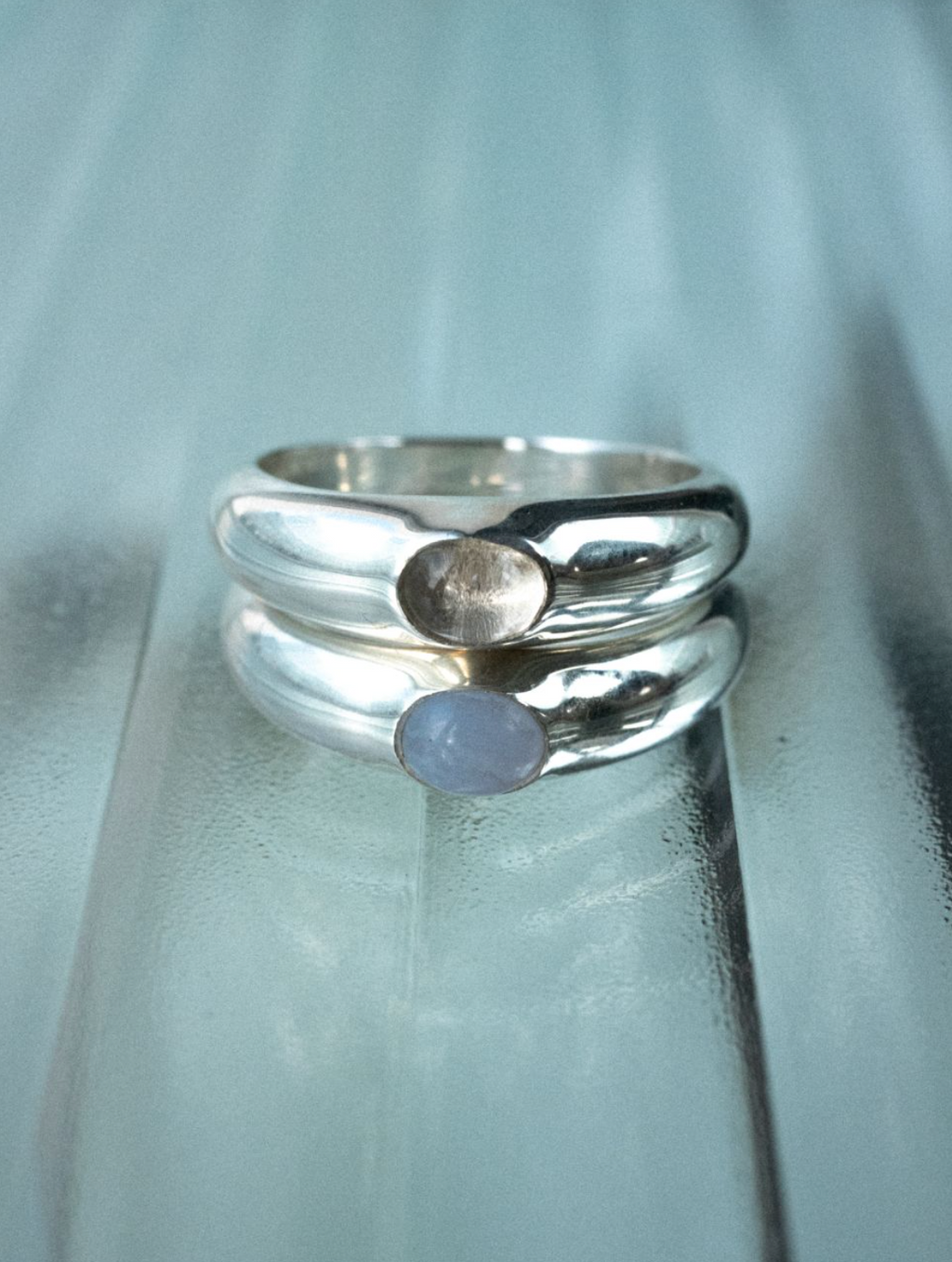 Sølvfingerring med lyseblå agat og signet-design fra SOTE Horizon, elegant smykke med detaljeret mønster.