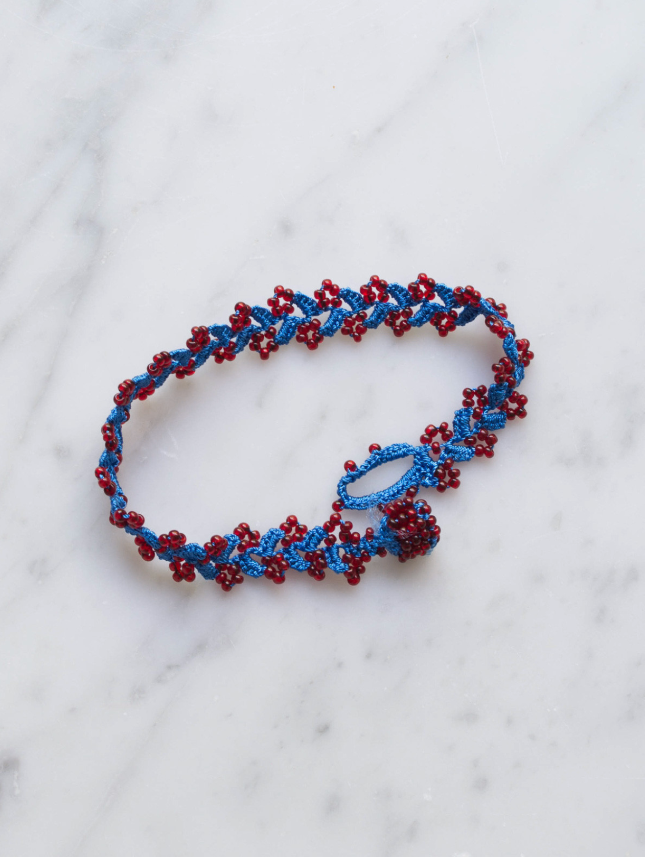 Armbånd • Kniplet • Blå med mørkerøde perler