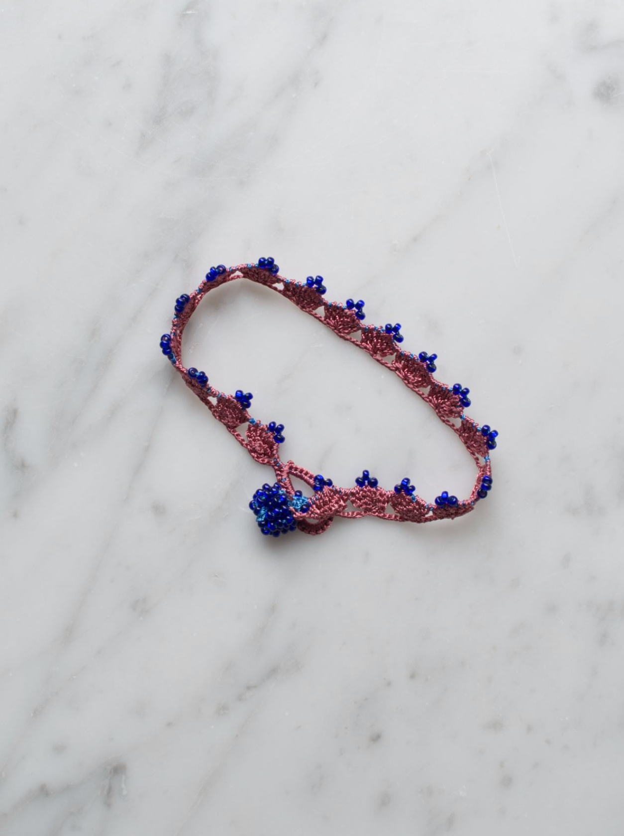 Armbånd • Kniplet • Lyserød med blå perler