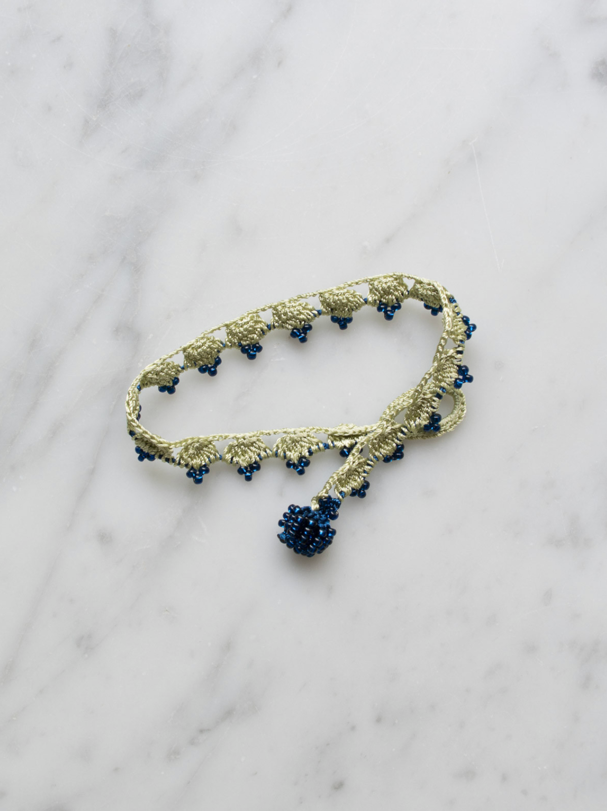 Armbånd • Kniplet • Lysegrøn med blå perler