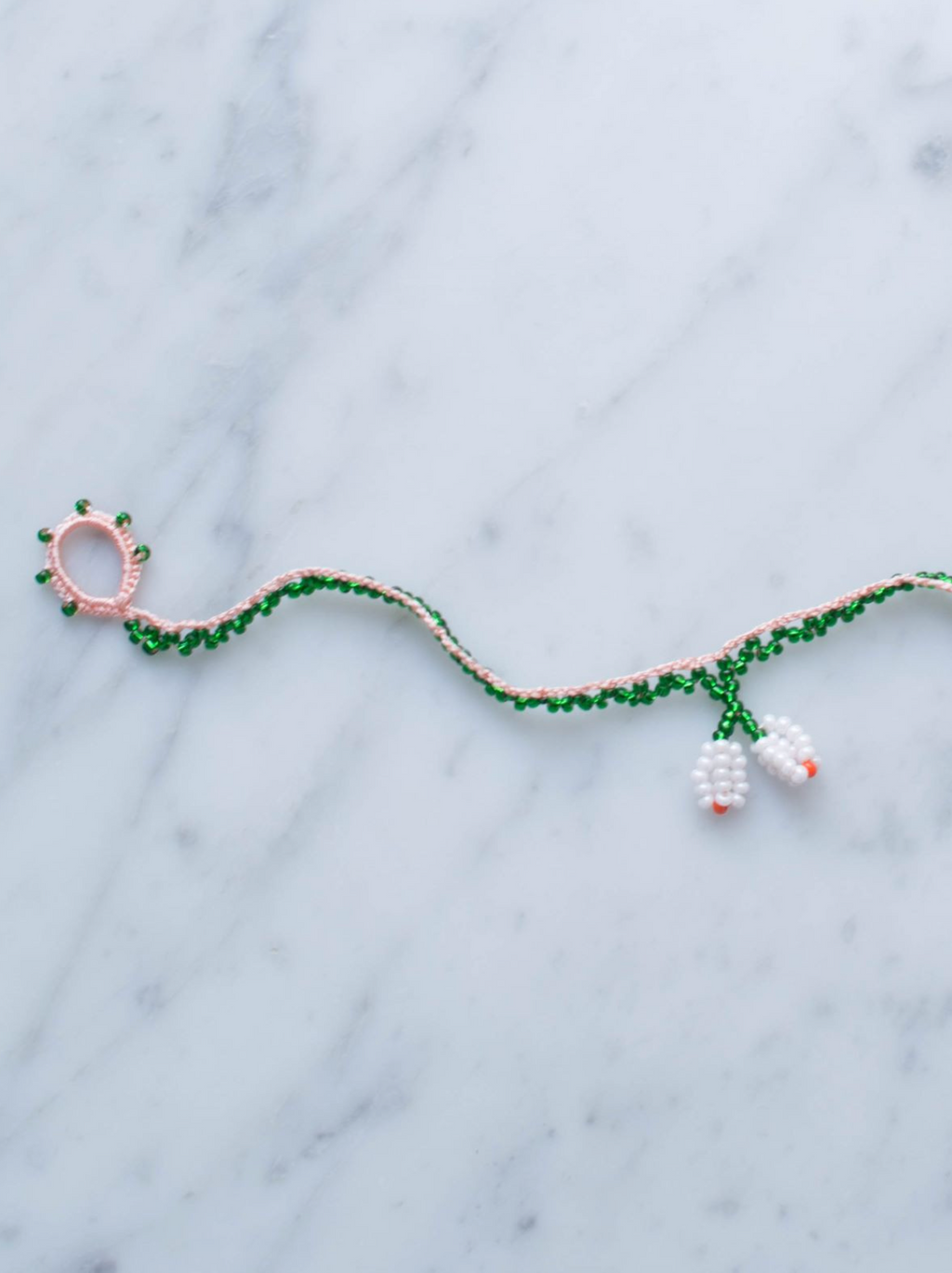 Armbånd • Kniplet • Grøn med hvid blomst