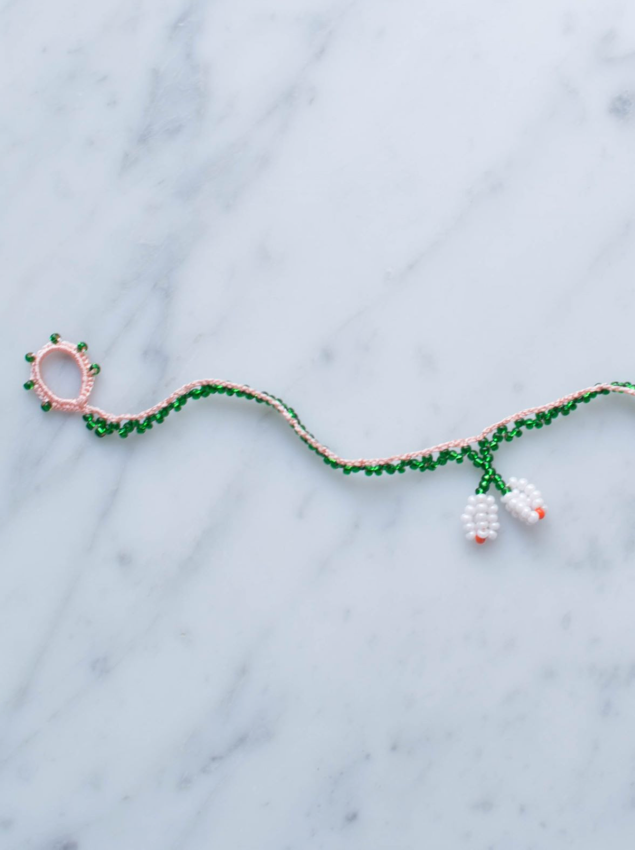 Armbånd • Kniplet • Grøn med hvid blomst