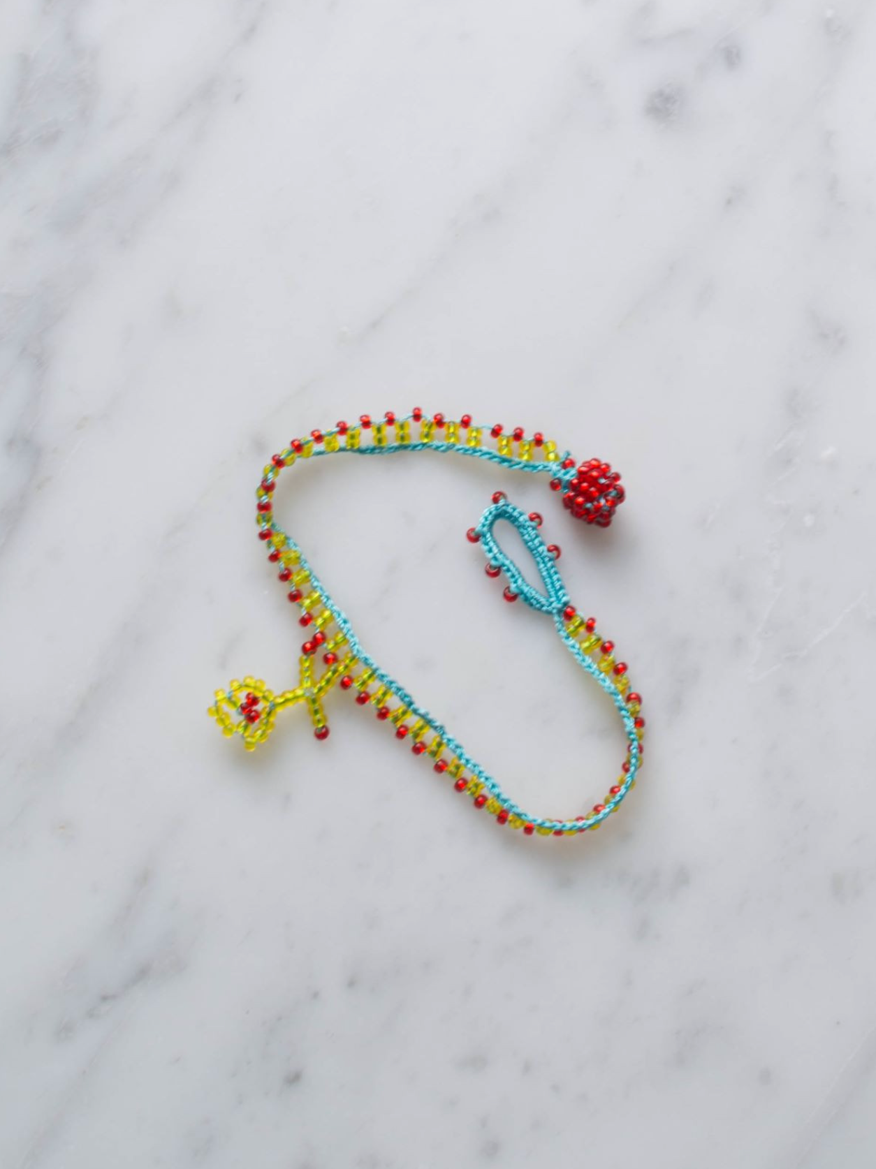 Armbånd • Kniplet • Rød & gul med blomst