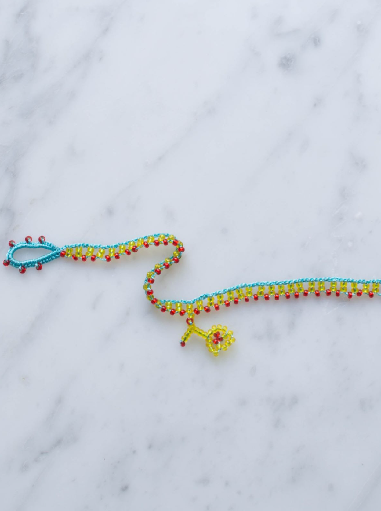 Armbånd • Kniplet • Rød & gul med blomst