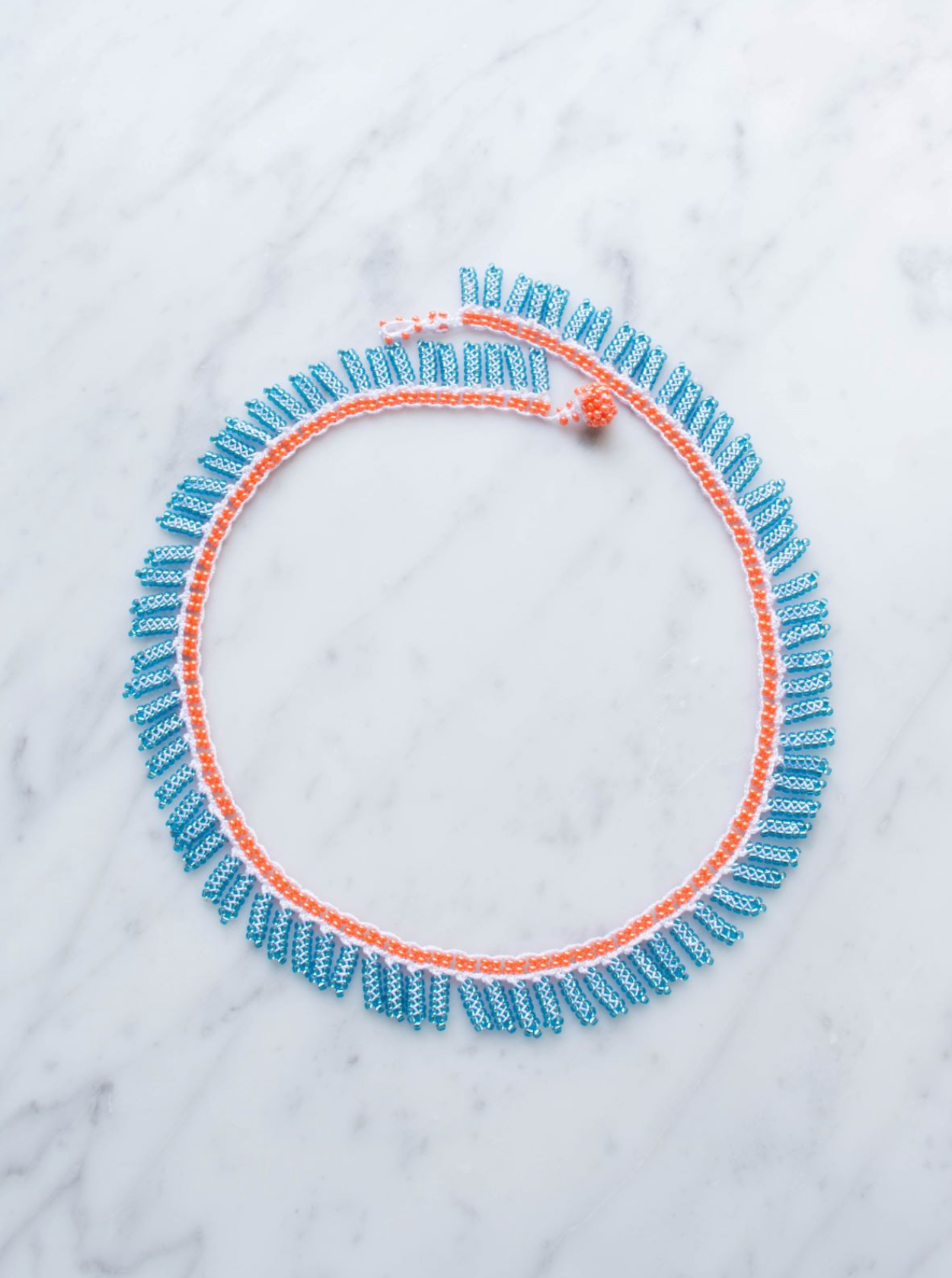 Halskæde • Kniplet • Orange med lyseblå perler