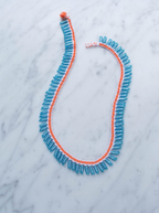 Halskæde • Kniplet • Orange med lyseblå perler