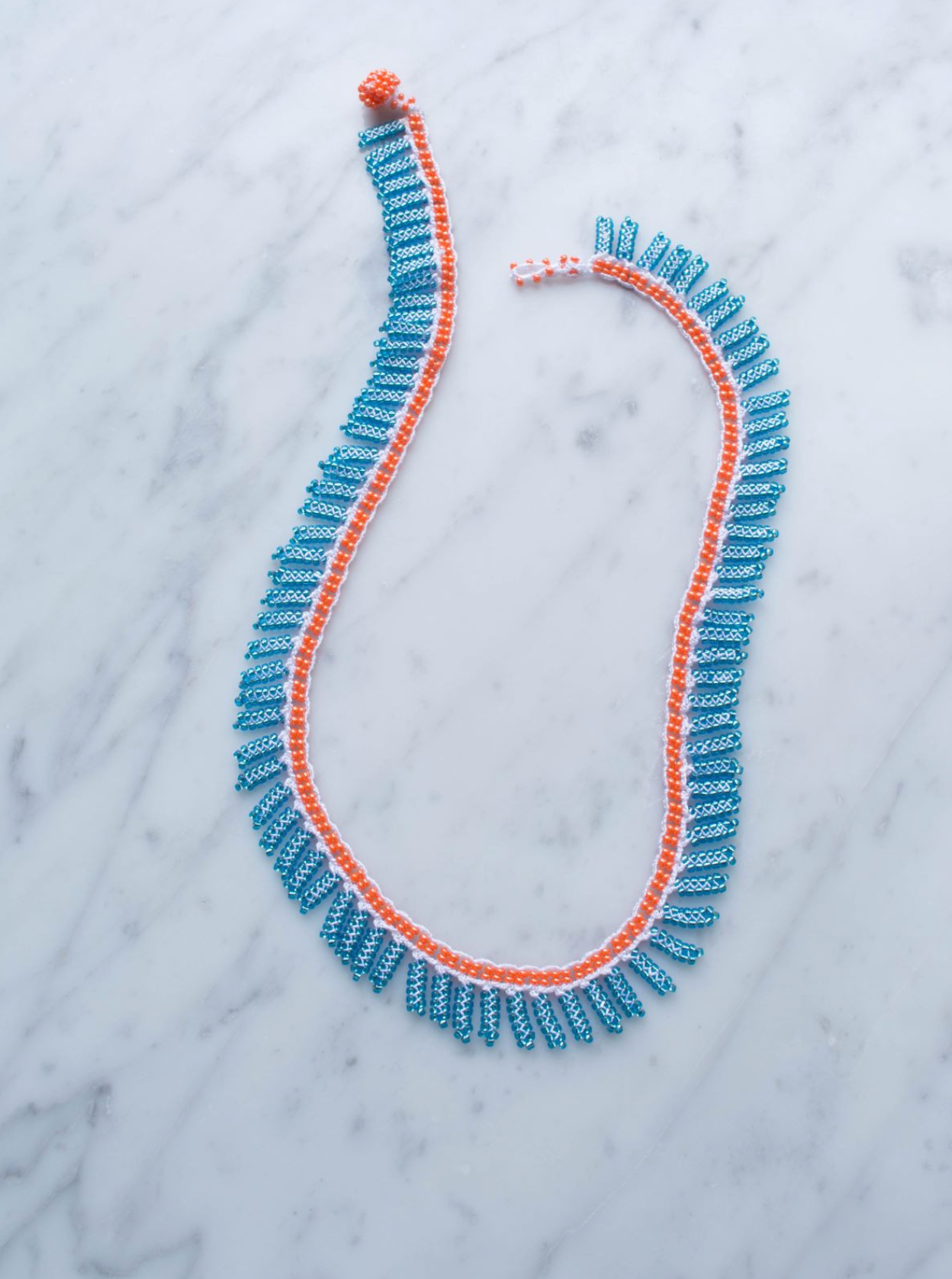 Halskæde • Kniplet • Orange med lyseblå perler