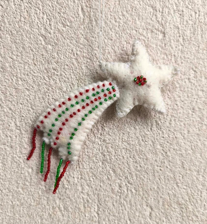 Julepynt – Stjerneskud med perler – Gamcha x DORA, håndlavet i Nepal af Gamcha