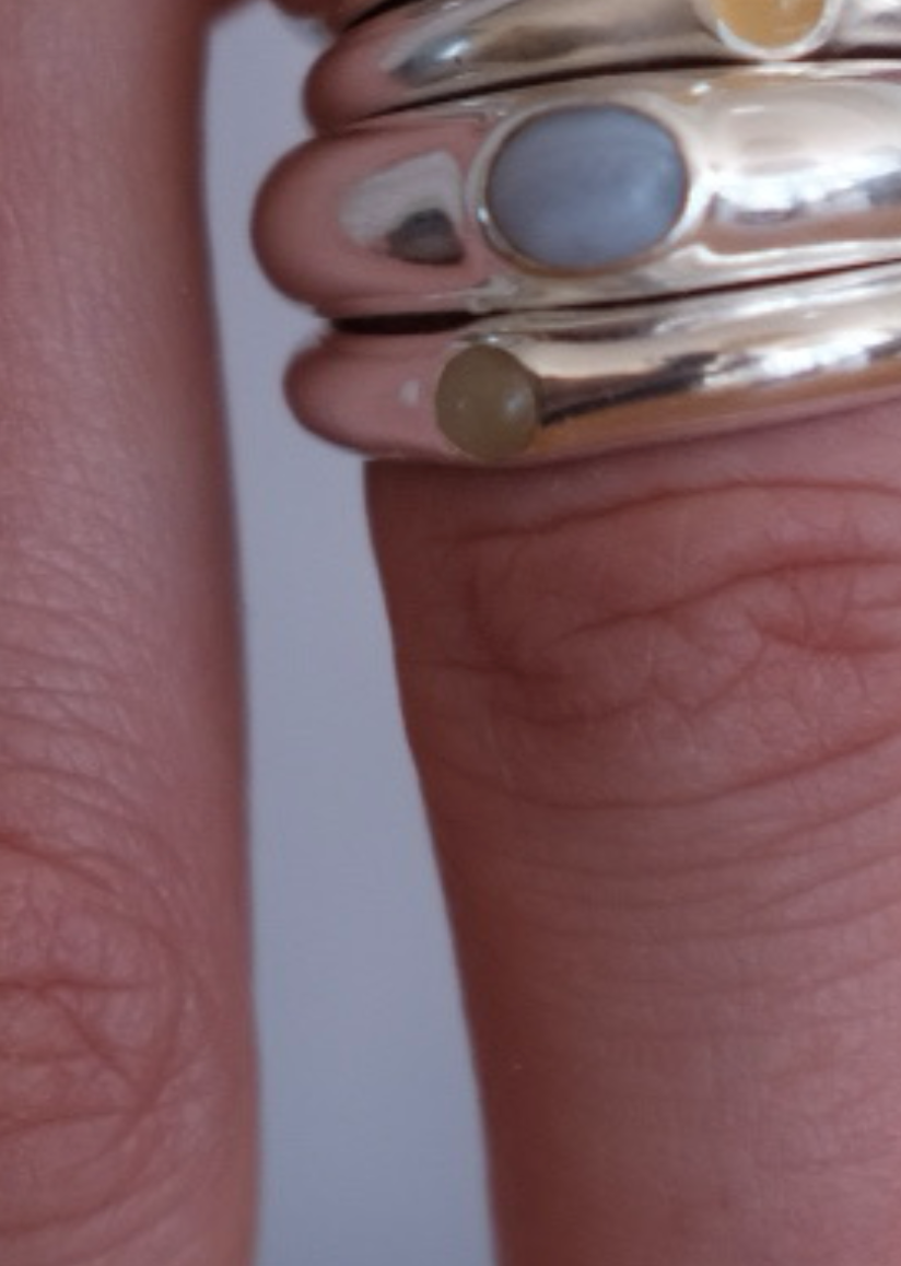 Sølvfingerring med gul aventurin, Tiny Signet smykke fra SOTE, elegant og enkelt design i sølv og gule sten