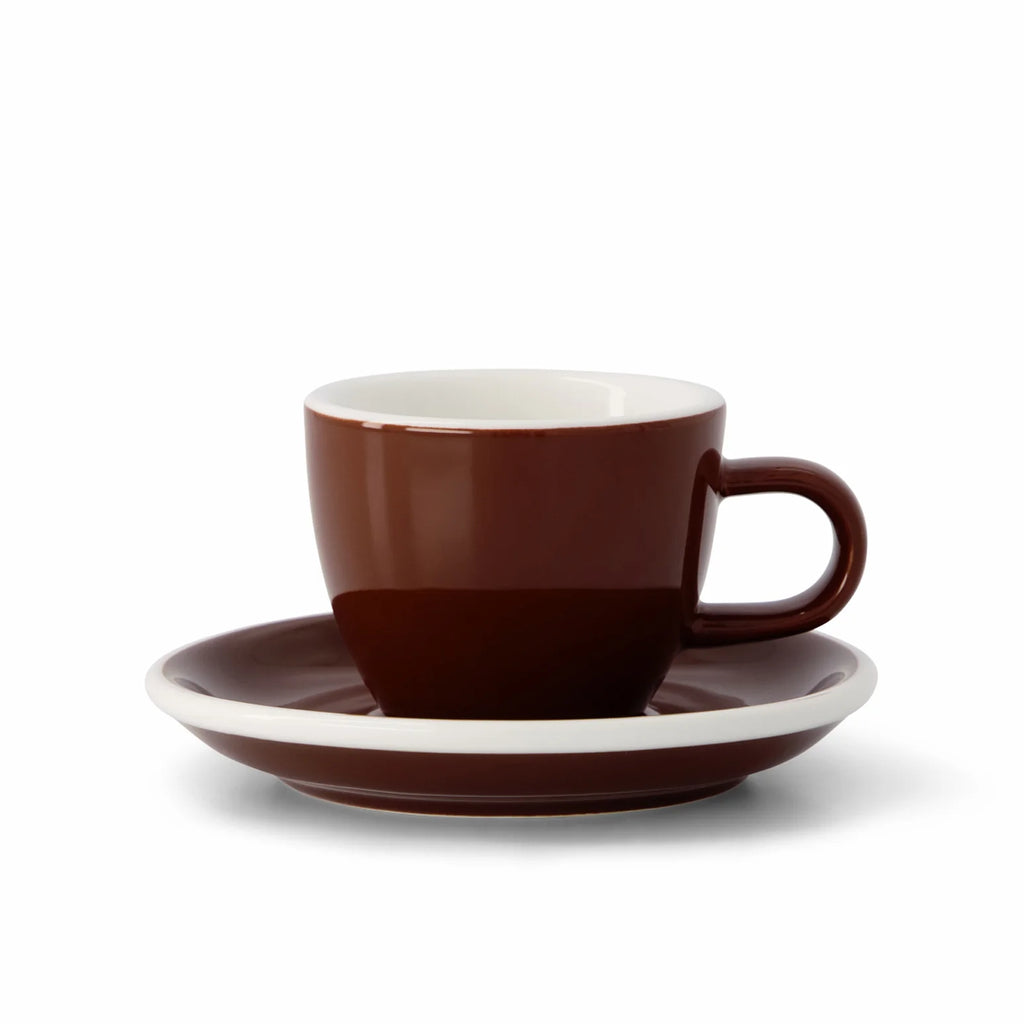 Brun kop og underkop fra ACME Classic Espresso, keramisk kaffestel til daglig brug, vises i dette billede.