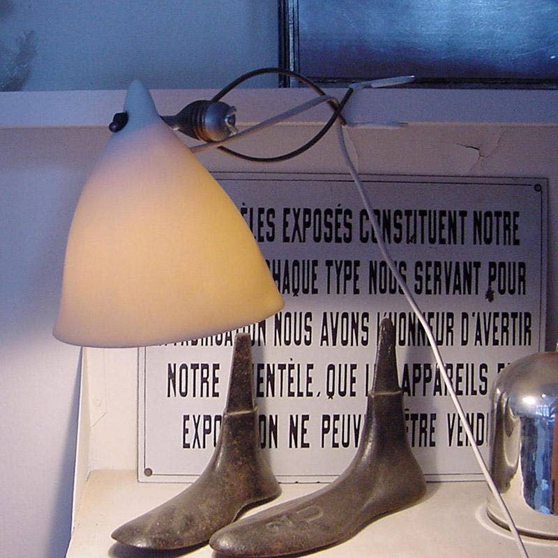 Cornette klemmelampe i blankt elfenbensfarvet porcelæn