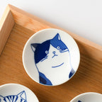 Lille SHICHI-tallerken i porcelæn med Mike-kattemotiv