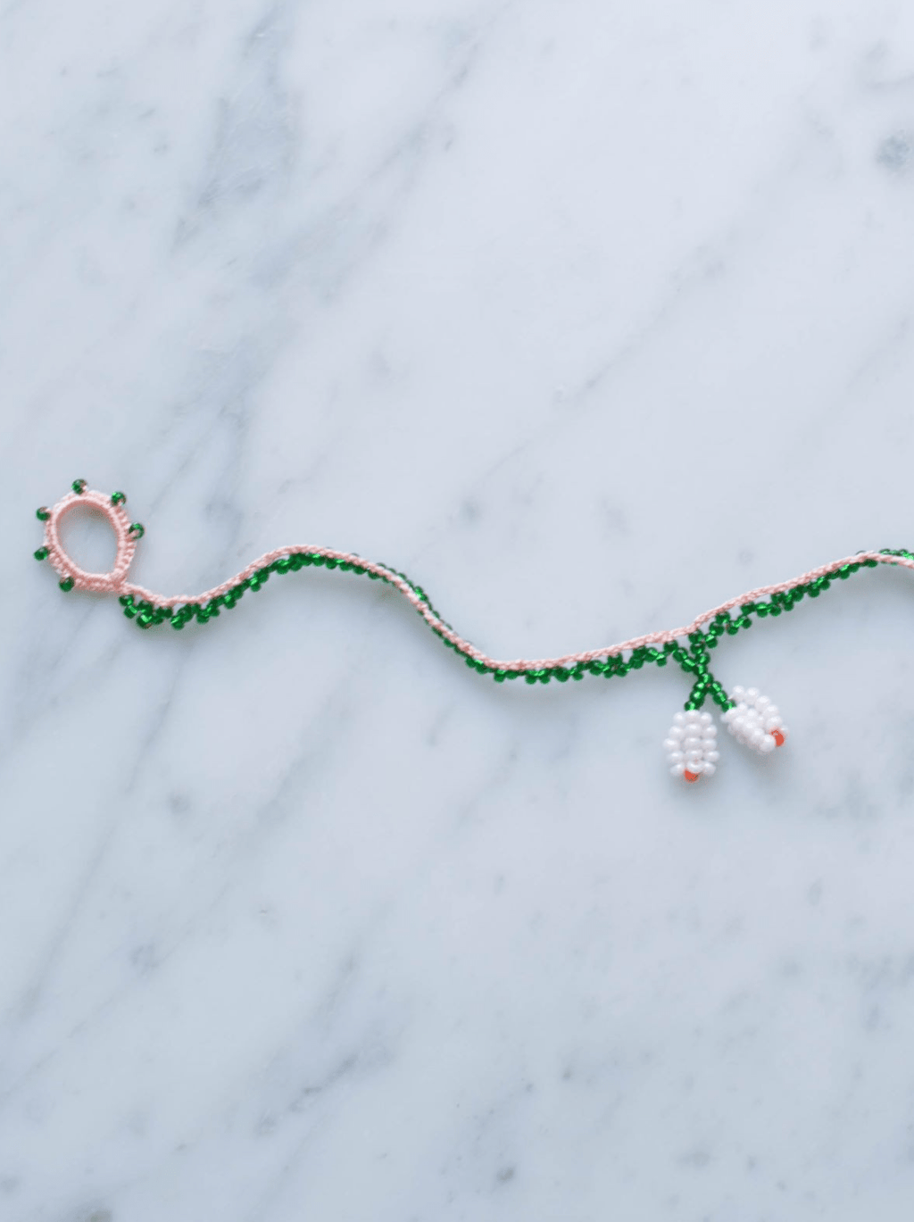 Armbånd • Kniplet • Grøn med hvid blomst - DORA