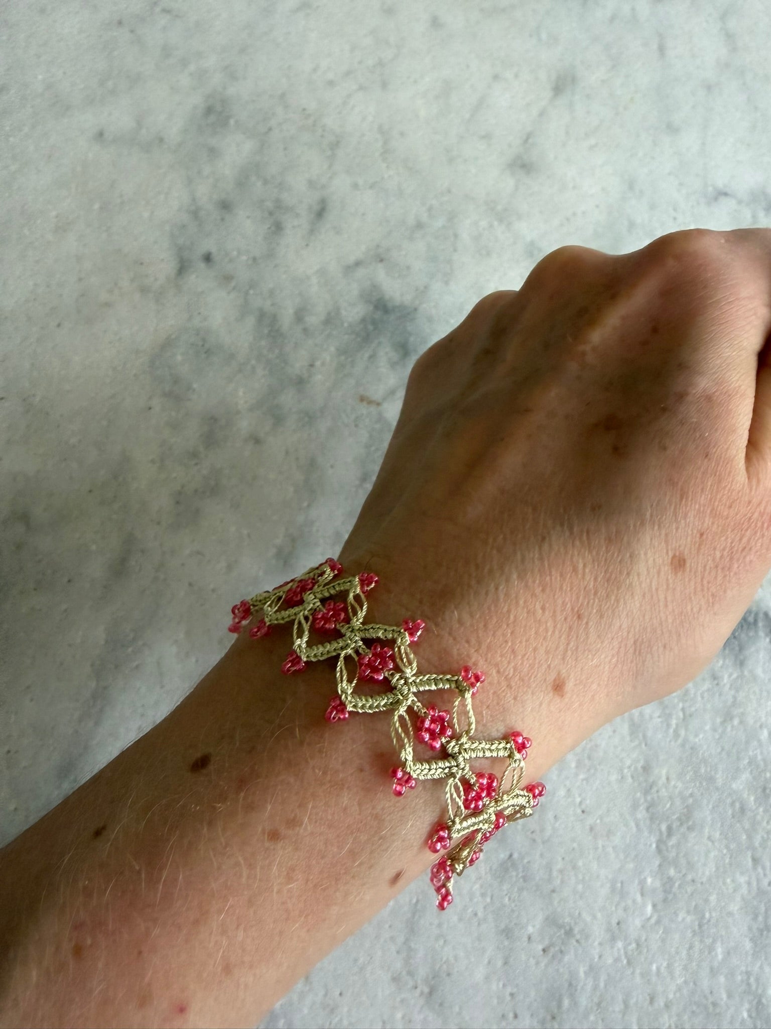 Armbånd • Kniplet • Lysegrøn med lyserøde perler - DORA
