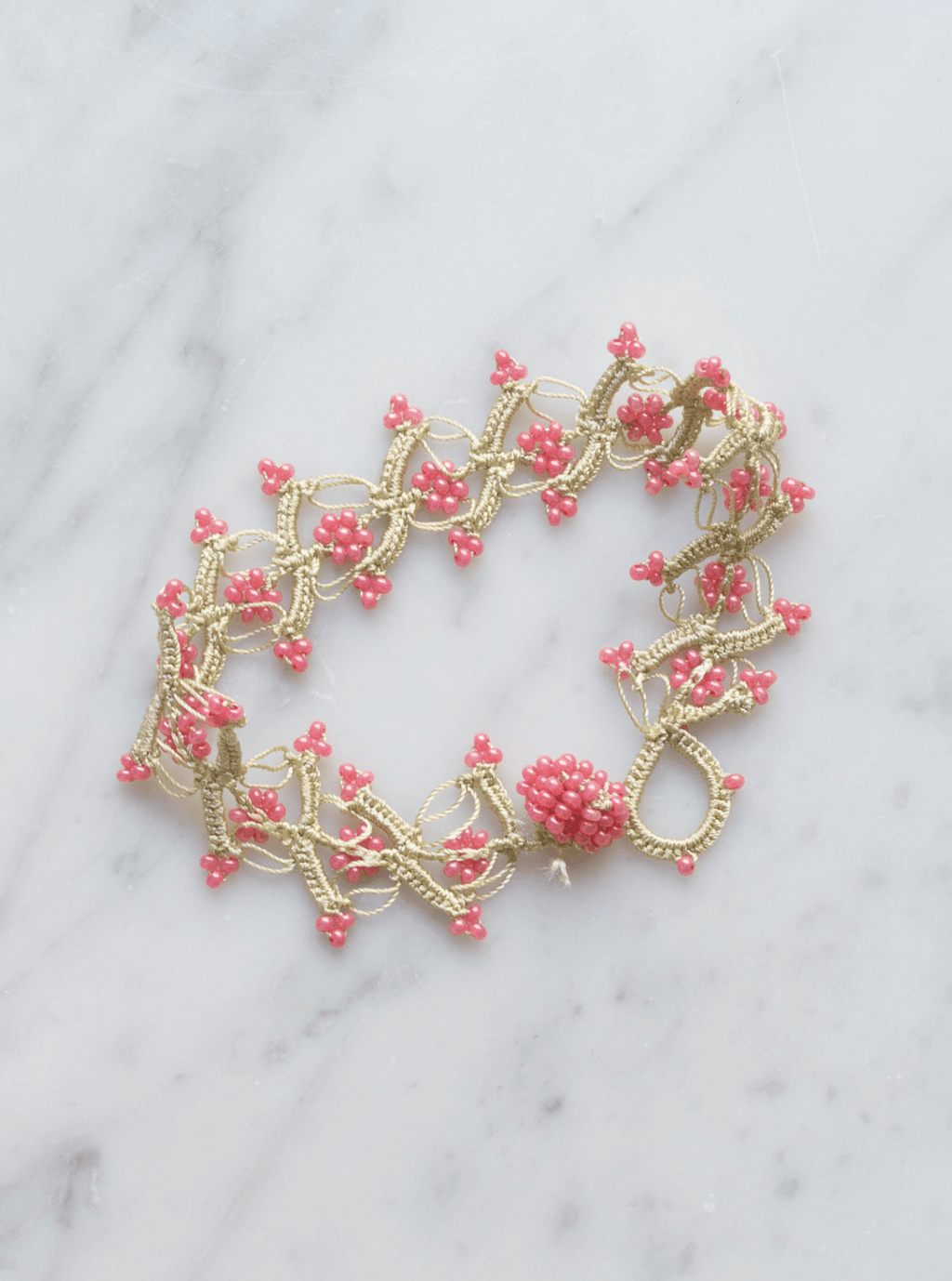 Armbånd • Kniplet • Lysegrøn med lyserøde perler - DORA