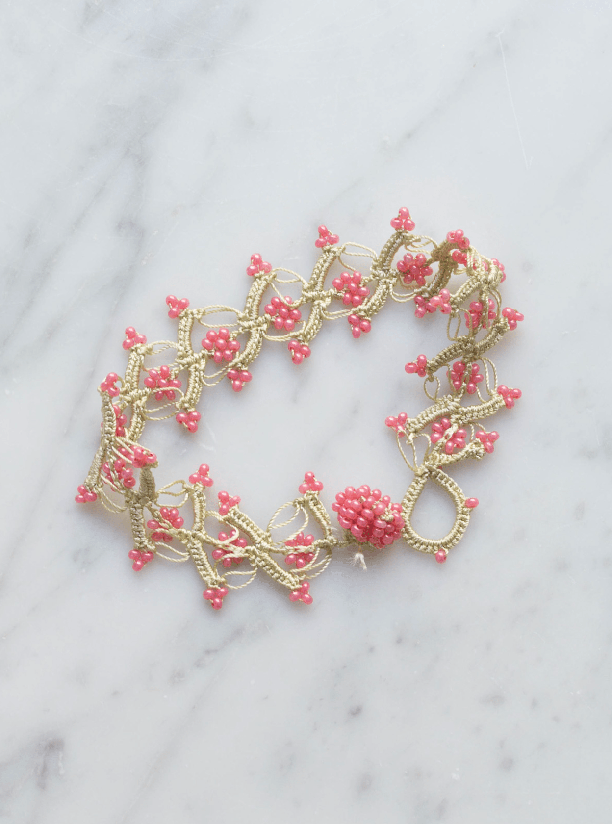 Armbånd • Kniplet • Lysegrøn med lyserøde perler - DORA