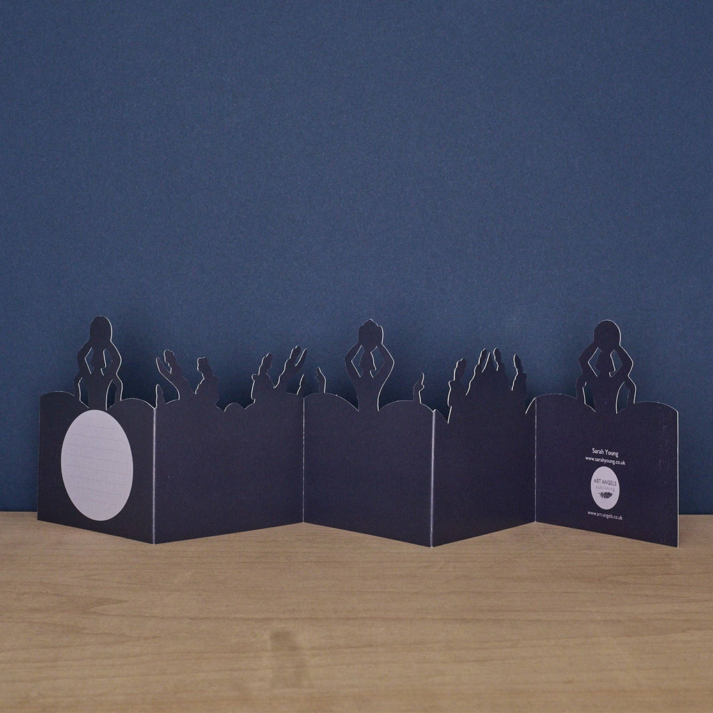 Kort fra Art Angels med cirkusmotiv, farverigt design med klovne, dyr og cirkuselefant, ideelt til kortspil eller dekoration.