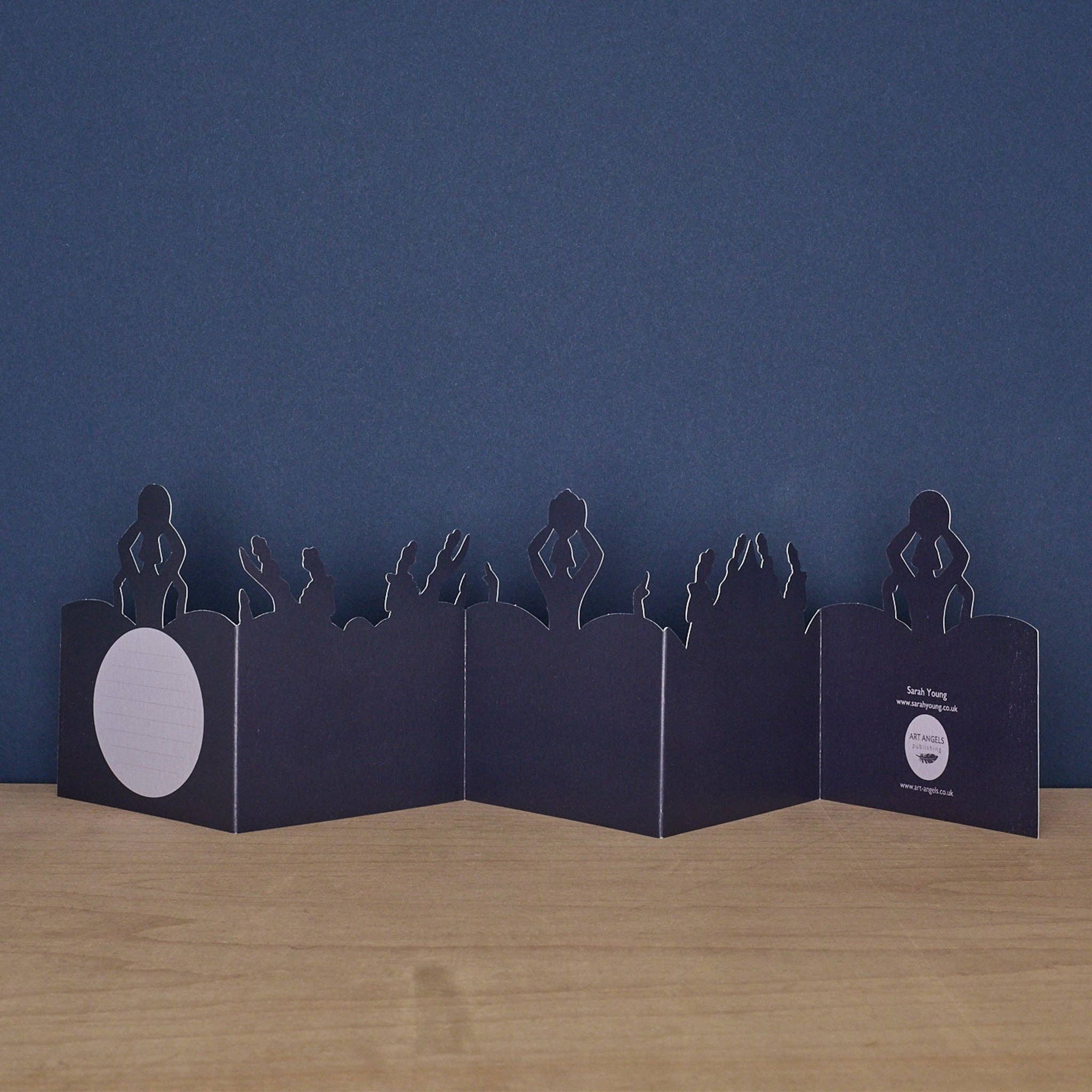 Kort fra Art Angels med cirkusmotiv, farverigt design med klovne, dyr og cirkuselefant, ideelt til kortspil eller dekoration.