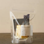 Du ser en japansk YNA Bees Wax Candle Canelé lavet af bivoks, med en gylden, naturlig farve og blød lysstyrke.
