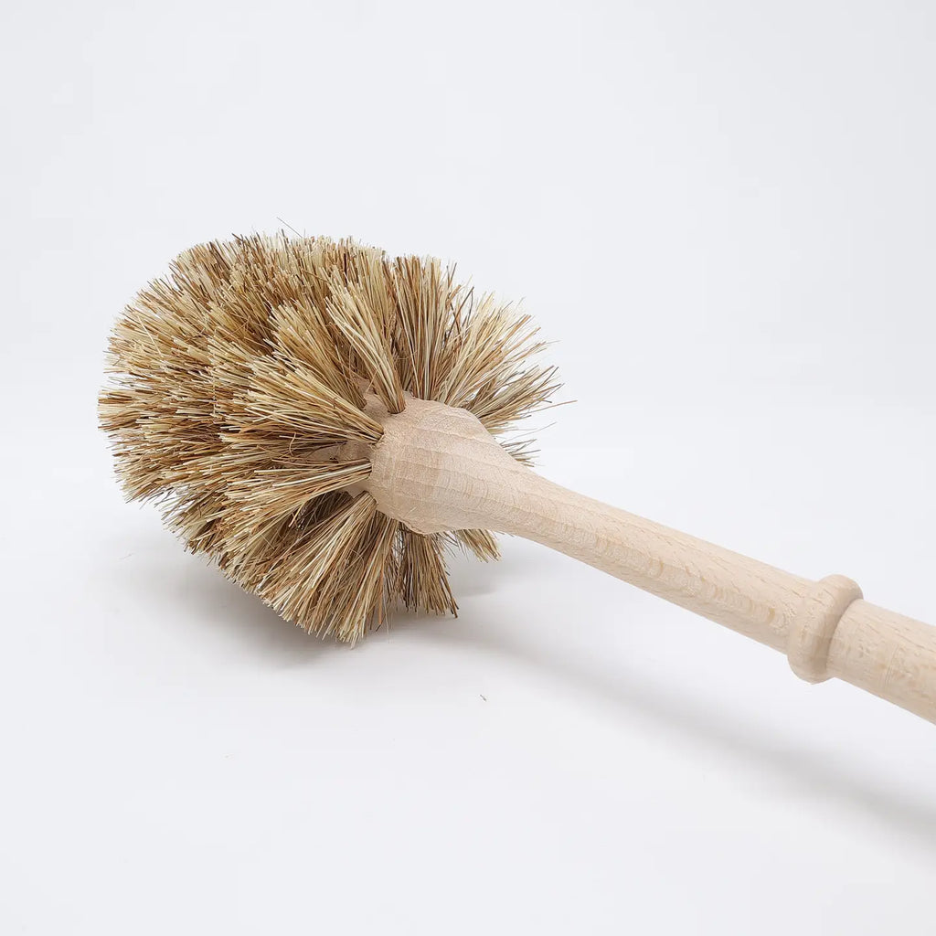 Toiletbørste with wooden handle by Iris Hantverk, natural wood finish, designed for cleaning toilets effectively.