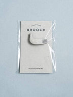 Hvid japansk broche fra AXCIS BROOCH MIZUDORI med traditionelt design, perfekt til dekorative accessories eller tøj.