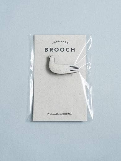 Hvid japansk broche fra AXCIS BROOCH MIZUDORI med traditionelt design, perfekt til dekorative accessories eller tøj.