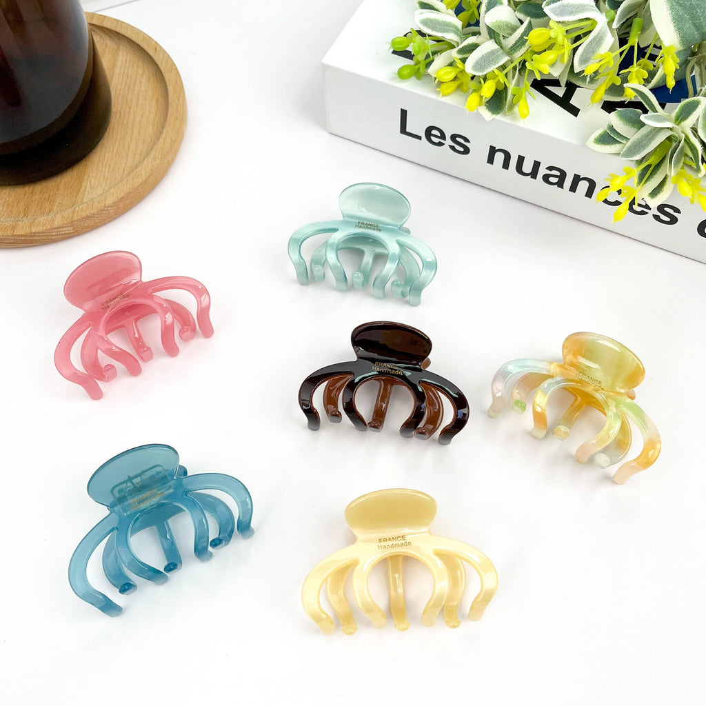 Pink DORA hair clip for medium hairstyles, stylish and functional hair accessory with a sleek design.