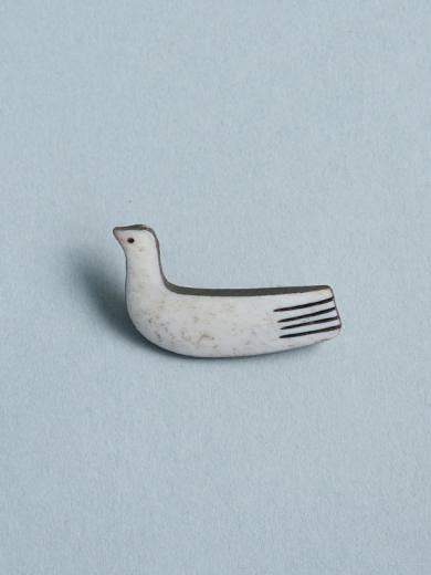 Hvid japansk broche fra AXCIS MIZUDORI med smukke detaljer, perfekt til ornamentering eller som samlerobjekt.