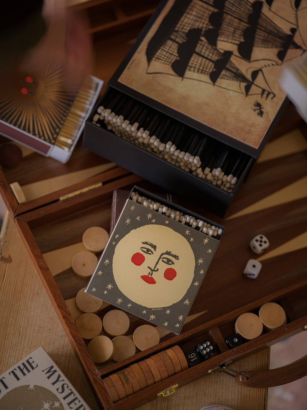 Archivist Gallery Tændstikker with a Måne design, featuring a stylish and artistic matchbox illustration.