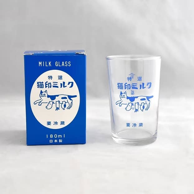 Blåt mælkeglas fra SEIY Nekojirushi af Japacolle, japanisk design med tydelig glasstruktur og elegant form.