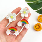 DORA mini regnbue hårklemme med farverige design og lille størrelse, perfekt til at dekorere håret.