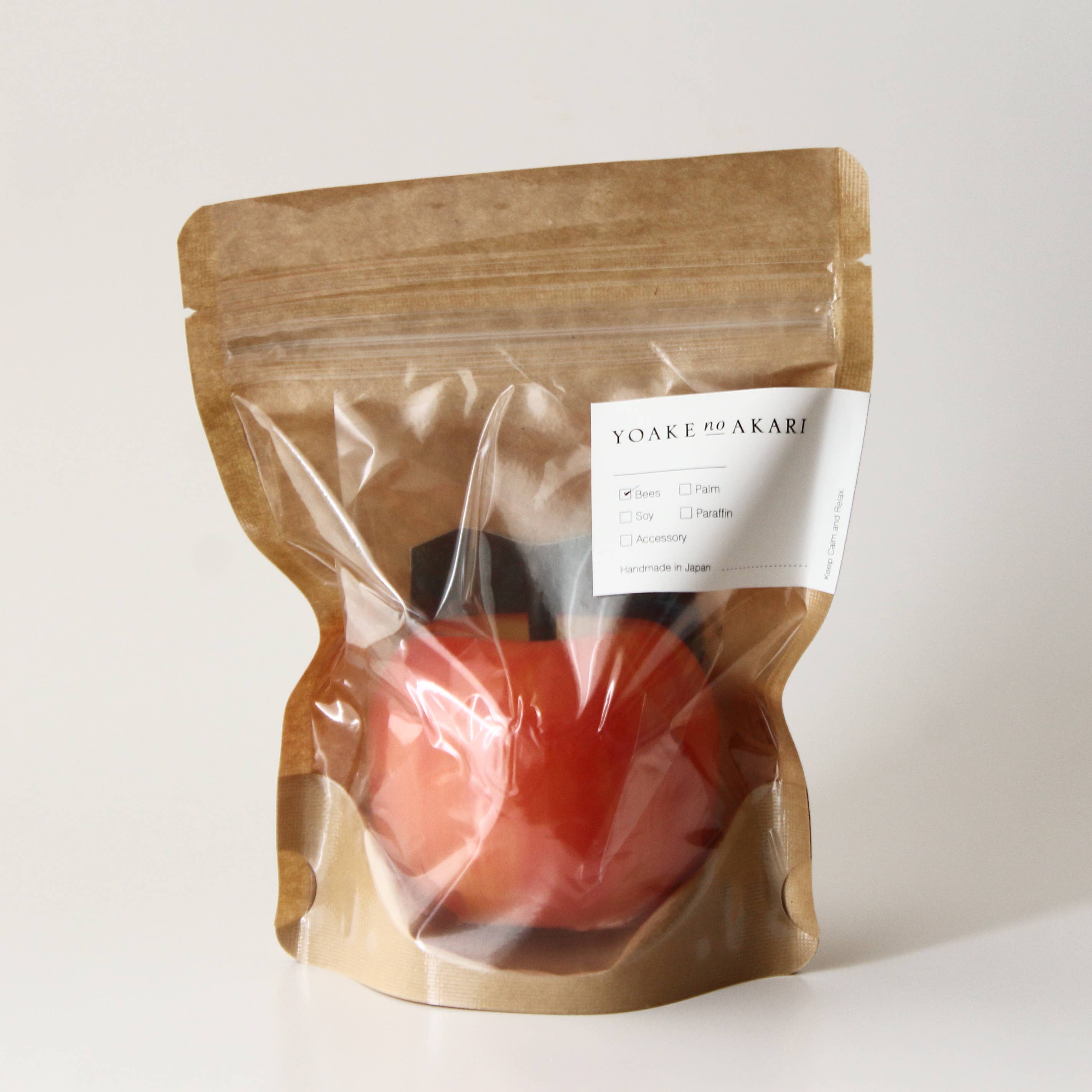 Japacolle YNA Bees Wax Lys æbleformet, rød, håndlavet stearinlys med naturligt biavlsvoks og æbledesign.