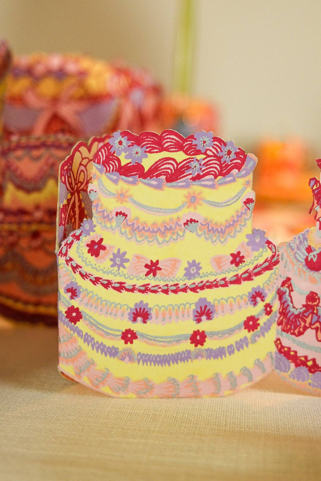 Colorful Bordguirlande by East End Press, featuring decorative cake-themed designs ideal for celebrations.