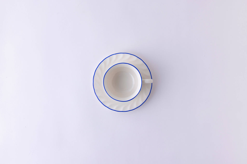 Japacolle Respoir te-kop med underkop i blå, elegant porcelænsdesign, håndlavet med japansk inspiration.