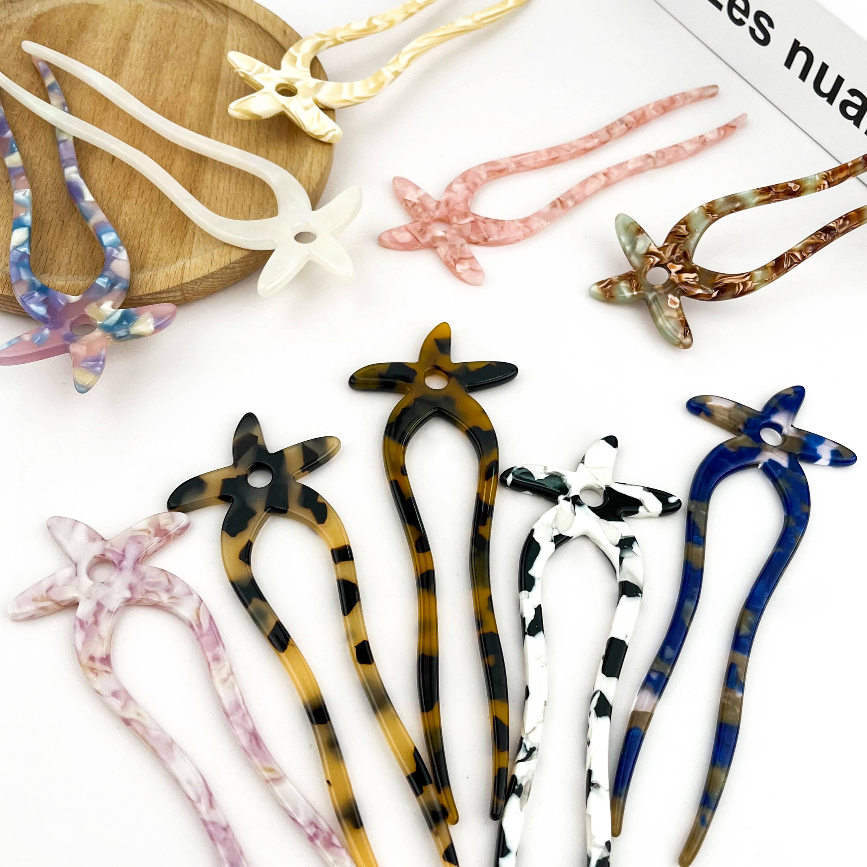 DORA hårklemme med pastel stjerne design, bruges til at fastgøre hår og tilføje farverig detalje til frisuren.