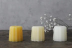 Duftepære af bivoks fra YNA Bees wax Candle Canelé, med rustikt udseende og naturlige voksdetaljer, japansk inspireret design.