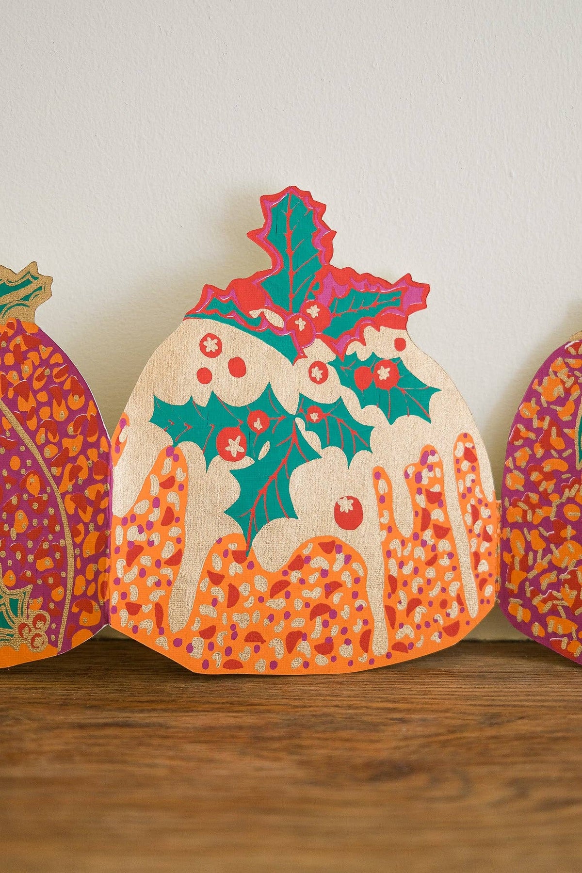 Juleguirlande med håndtrykte Christmas Puddings i papir