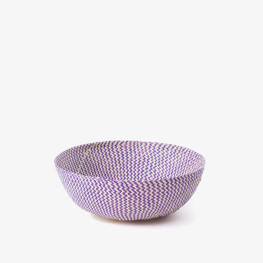 Håndflettet skål i Iraca-palmeblade • Lavendel zigzag • Mellem