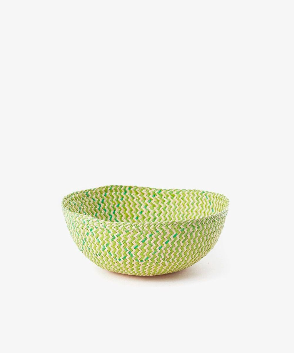 Håndflettet skål i Iraca-palmeblade • Lime & natur zigzag • Mellem