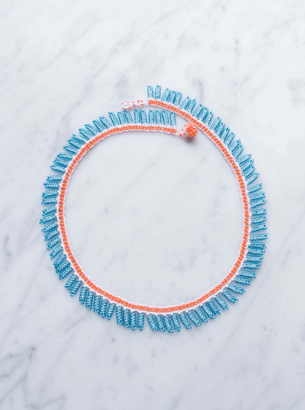 Halskæde • Kniplet • Orange med lyseblå perler - DORA