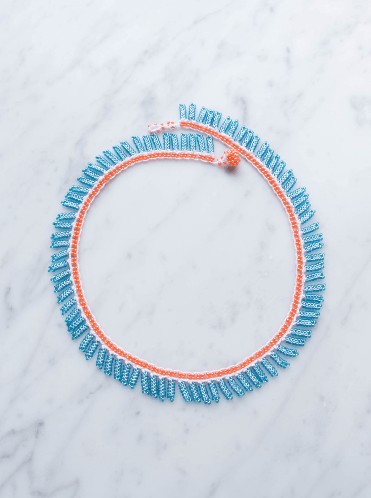 Halskæde • Kniplet • Orange med lyseblå perler - DORA