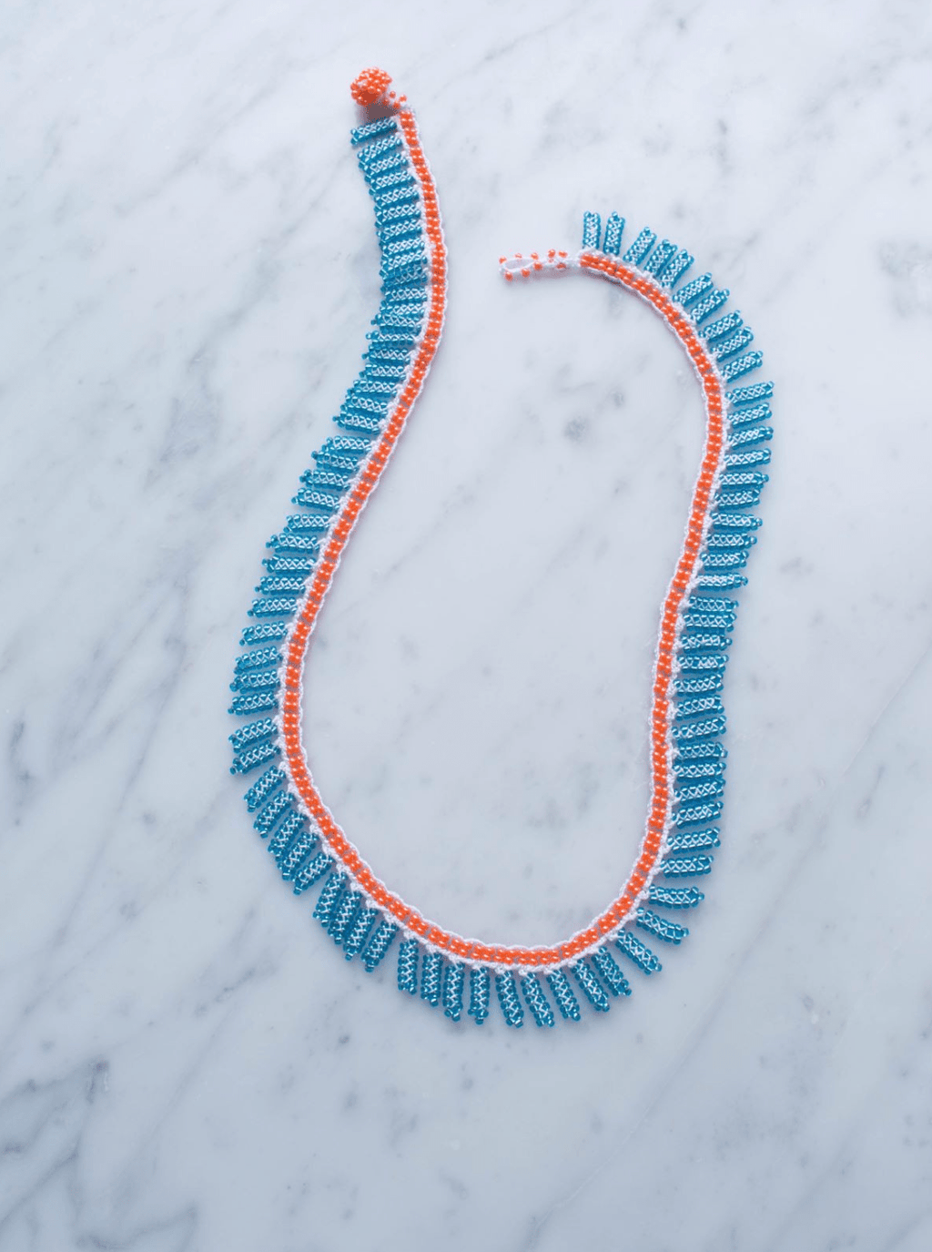 Halskæde • Kniplet • Orange med lyseblå perler - DORA