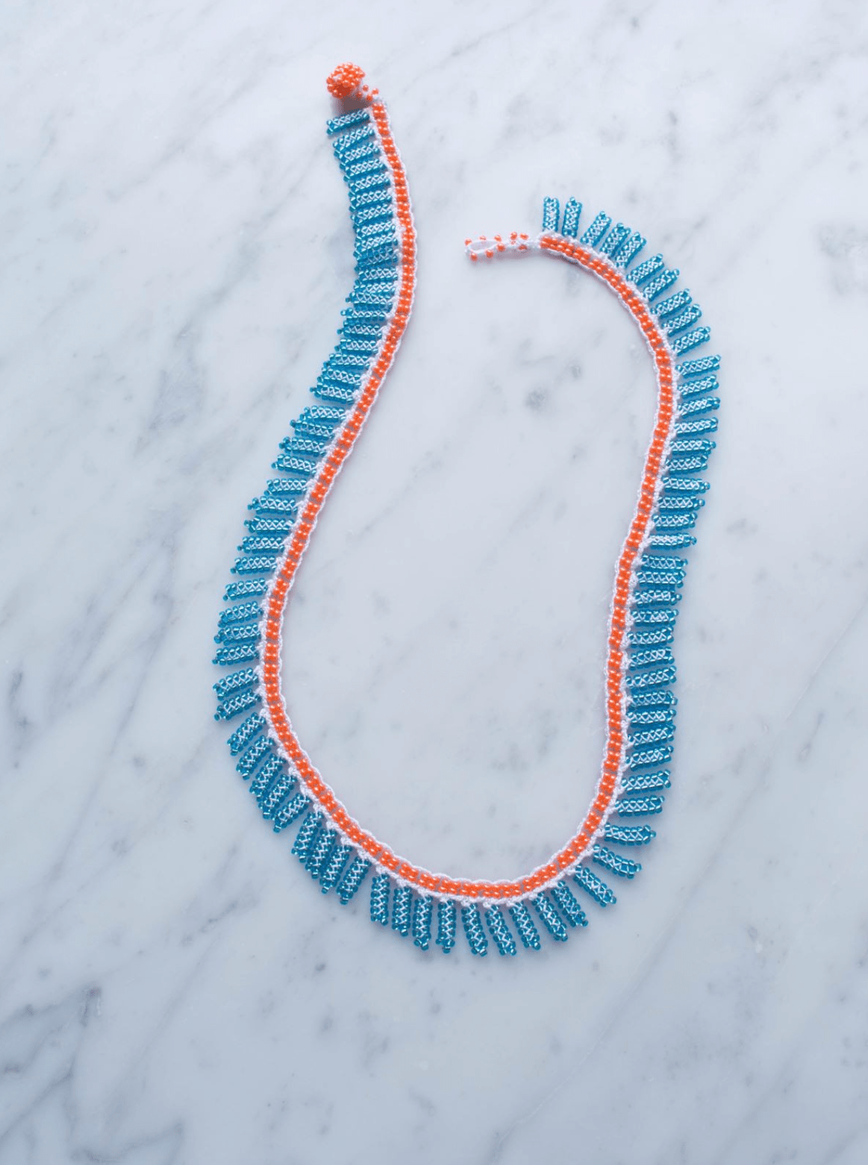 Halskæde • Kniplet • Orange med lyseblå perler - DORA