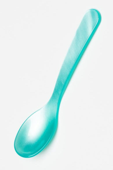 Tyrkis ske fra Heim Söhne med æg-design, lavet af træ, ideel til servering eller dekoration.