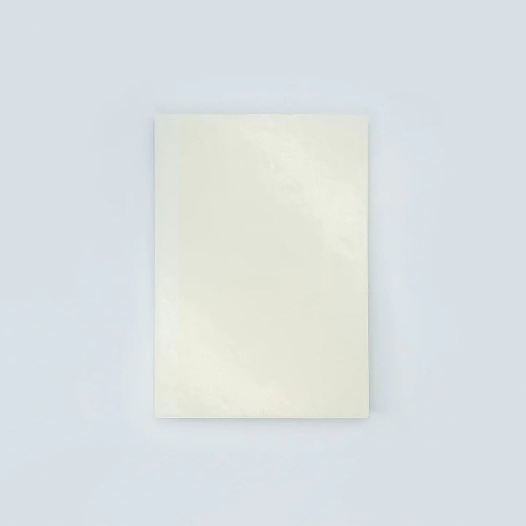 Midori A6 blank notesbog med enkel frontcover uden bælte, perfekt til notater og skitser.