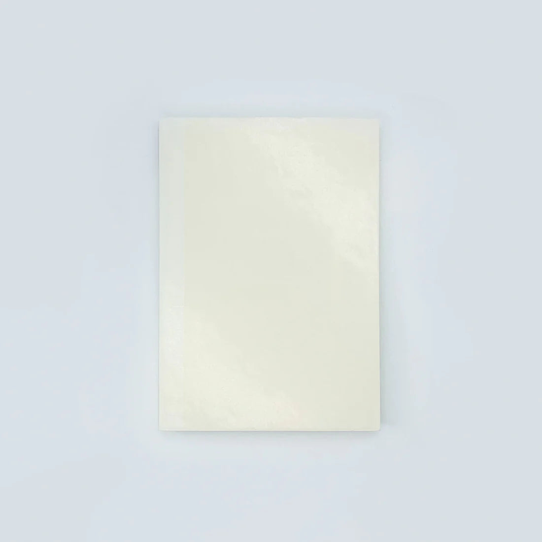 Midori A6 blank notesbog med enkel frontcover uden bælte, perfekt til notater og skitser.