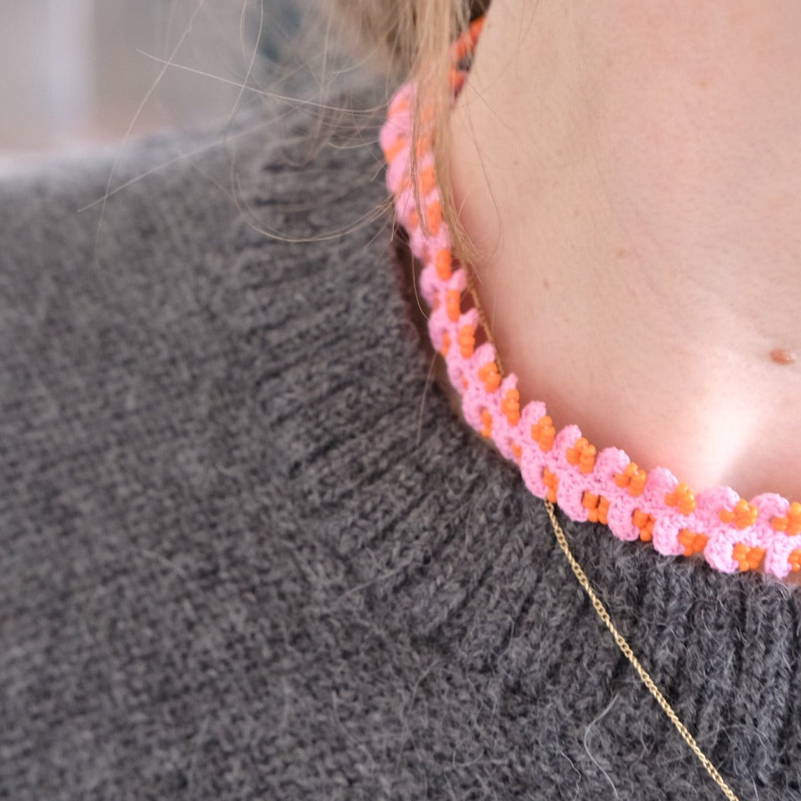 Kniplet halskæde • Lyserød med Orange Perler