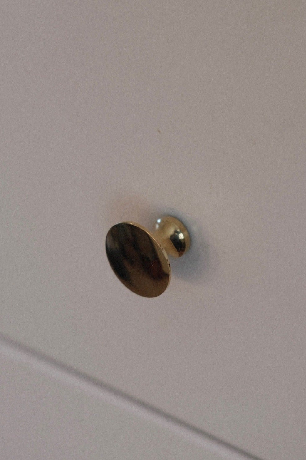 Messing møbelknop i 24 mm med elegant design, perfekt til møbelforbedring, fra DORA KNAGER.