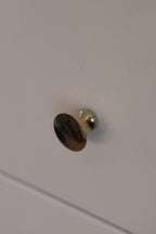 Messing møbelknop i 24 mm med elegant design, perfekt til møbelforbedring, fra DORA KNAGER.