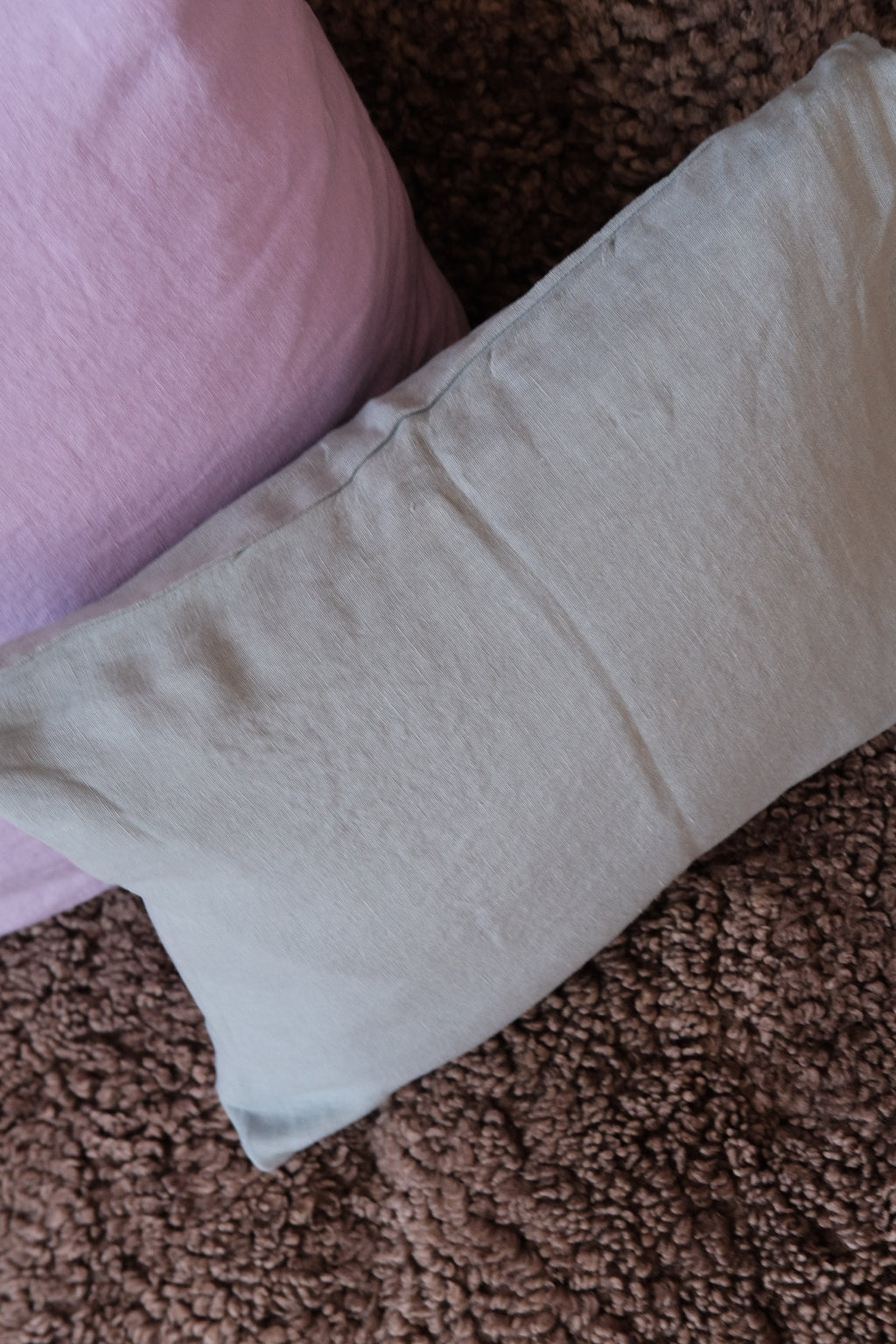Light blue linen pillow from Linge Particulier, 30x40 cm Pudevår Hør Bleu Scandinave decorative cushion on a neutral background.